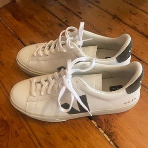 VEJA WOMENS 10/ MENS 8.5 SHOES- NEVER WORN